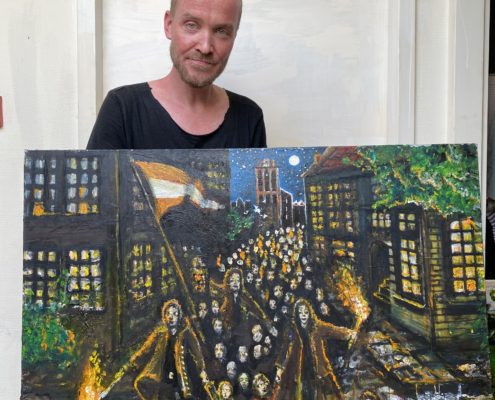 Thomas met een schilderij over een woondemonstratie